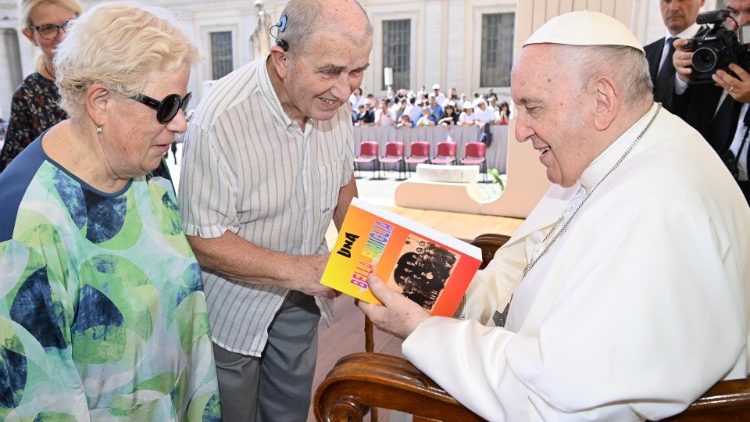 Due anziani incontrano il Papa al termine dell'udienza