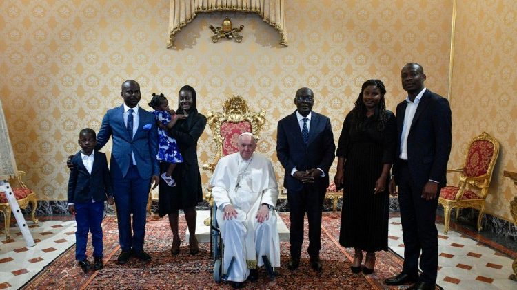Ferenc pápa a kongói nagykövettel és kíséretével