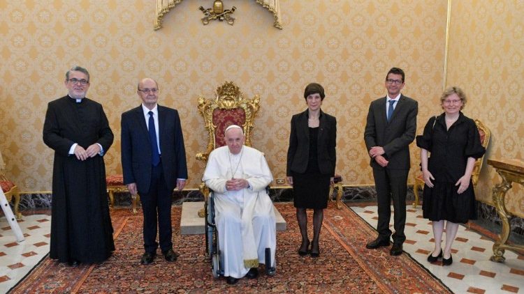 Le Pape François et l'ambassadrice de France près le Saint-Siège, Florence Mangin, ainsi que les diplomates de la chancellerie de l'ambassade, au Palais apostolique le 4 juin 2022. 