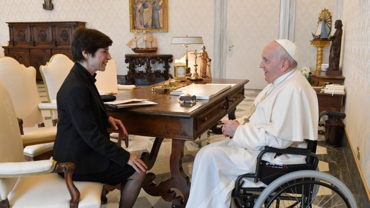 Prancūzijos ambasadorė įteikė popiežiui skiriamuosius raštus.