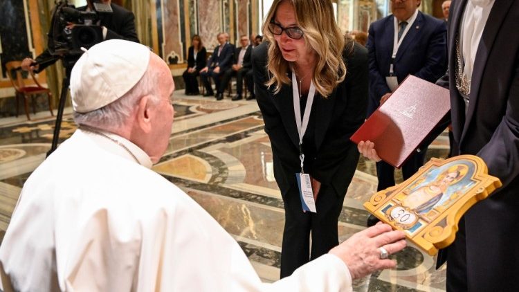 A pápa elé járulnak a szövetség tagjai