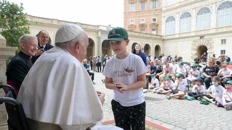El encuentro del Papa con los niños en el patio de San Dámaso