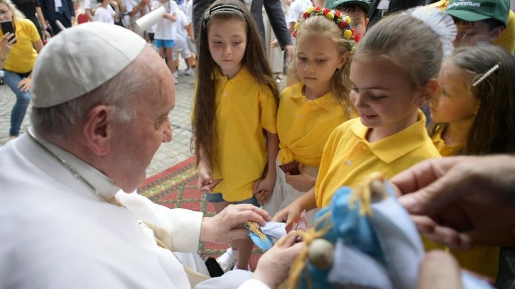 Укоаінскія дзеці з Папам падчас Дзіцячага панадворка