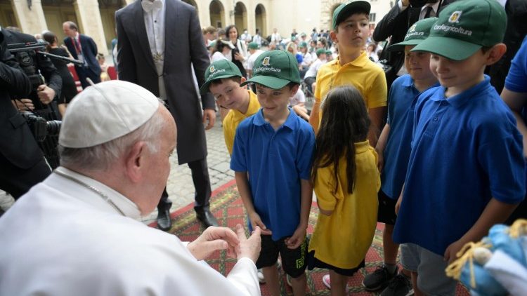 Le Pape François reçoit les enfants du projet «Parvis des Gentils» au Vatican le 4 juin 2022.