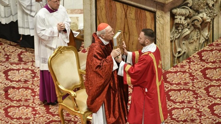  Il cardinal Re bacia il libro dei Vangeli