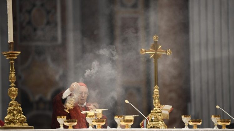 Kardinal Re predvodi misno slavlje