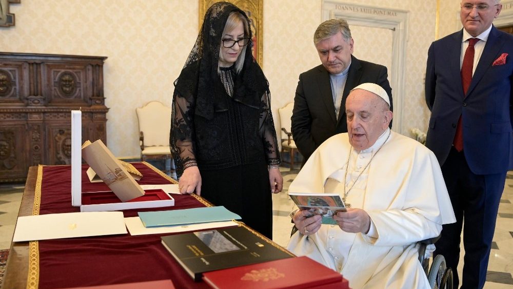 Kryetarja e Kuvendit të Shqipërisë, Zonja Lindita Nikolla dhe  Zëvendëskryetari Zoti Agron Gjekmarkaj nё audiencë te Papa Françesku nё Vatikan, 6 qershor 2022