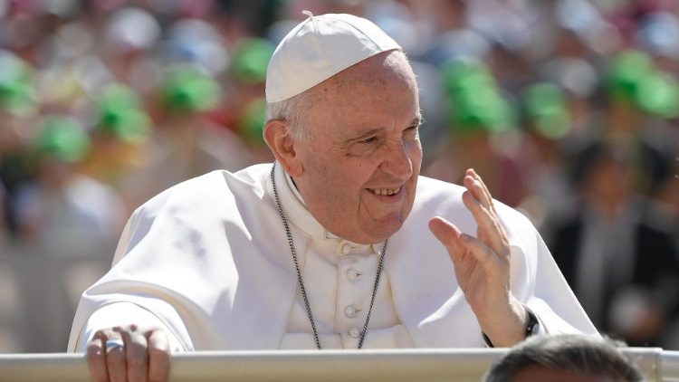 El Papa Francisco saluda desde el papamóvil a los peregrinos y fieles presentes en la Plaza de San Pedro