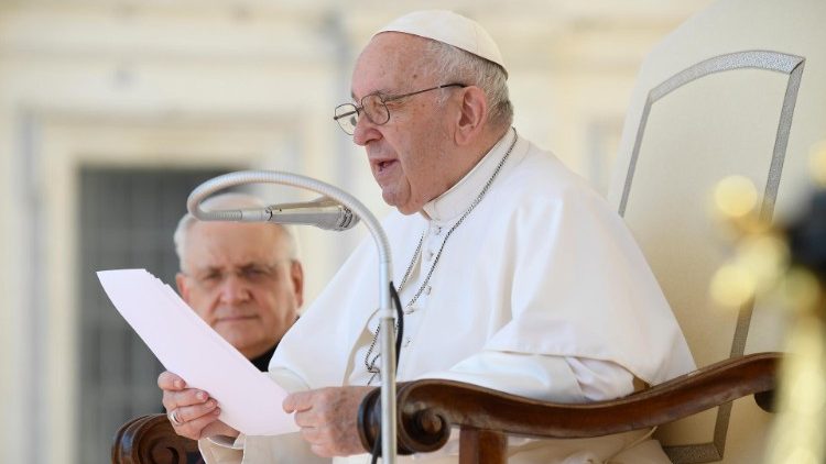 Il Papa mentre legge la sua catechesi di oggi