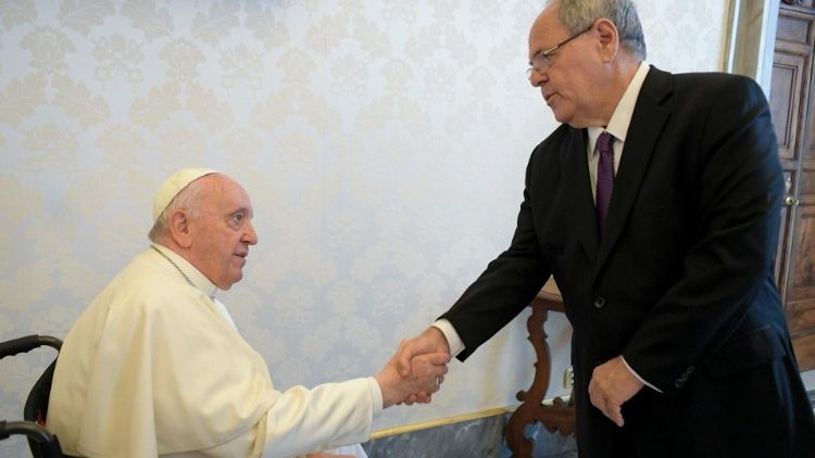 Папа Франциск на встрече с председателем правления Яд Вашем Дани Даяном (Ватикан, 9 июня 2022 г.)