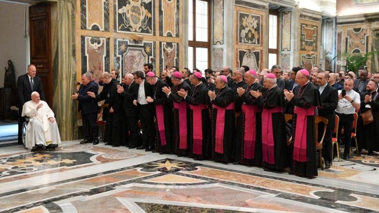 Unos 300 obispos y sacerdotes sicilianos en el encuentro del Papa en la sala Clementina del Vaticano