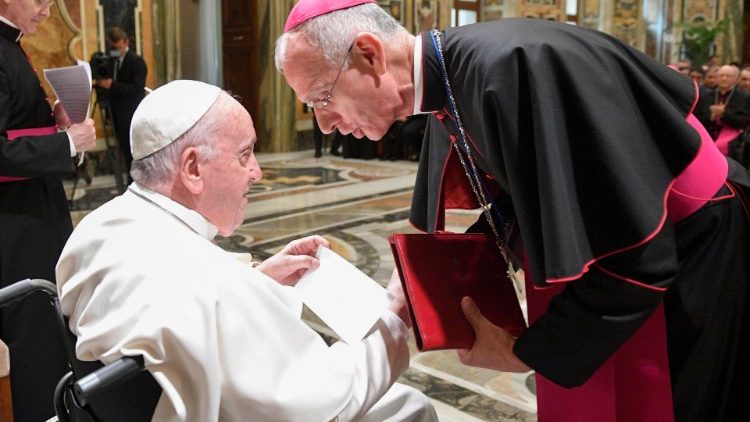 El Papa saluda a monseñor Antonino Raspanti, obispo de Acireale, quien dirigió  unas palabras de gratitud al comienzo del encuentro