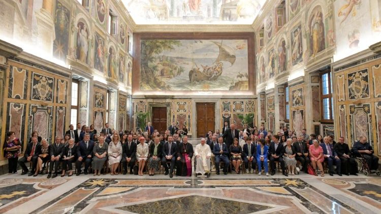 Una foto con i membri della Federazione delle Associazioni Familiari Cattoliche in Europa