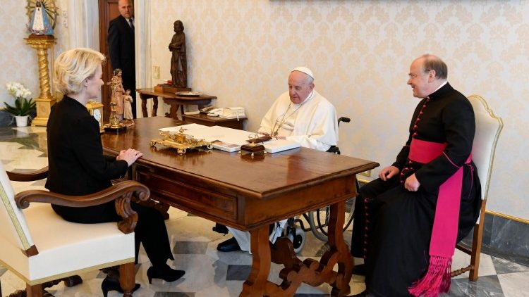 Папа Франциск на встрече с президентом Европейской комиссии Урсулой фон дер Ляйен (Ватикан, 9 июня 2022 г.)