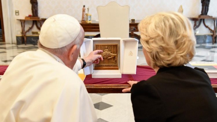 Pope Francis shows Ms. Von der Leyen a gift