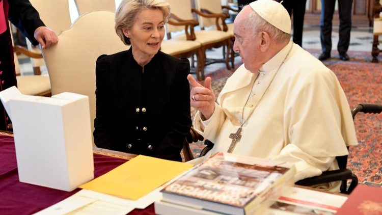 Ursula von der Leyen, az Európai Bizottság elnöke Ferenc pápával