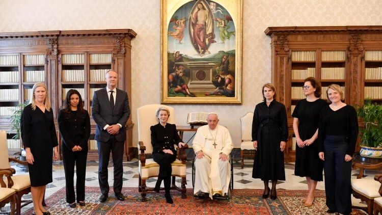 Foto di rito tra il Papa e Ursula von der Leyen, Presidente della Commissione Europea