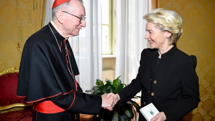 Il segretario di Stato, il cardinale Pietro Parolin, insieme a Ursula von der Leyen, Presidente della Commissione Europea