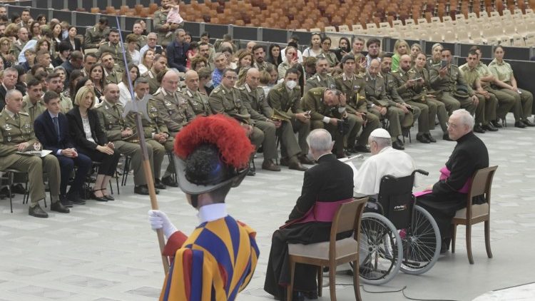 Un momento dell'udienza di Papa Francesco ai Granatieri di Sardegna (11-06-2022)