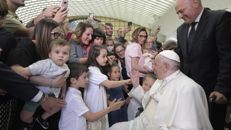 Der Papst und die Familienangehörige der Soldaten