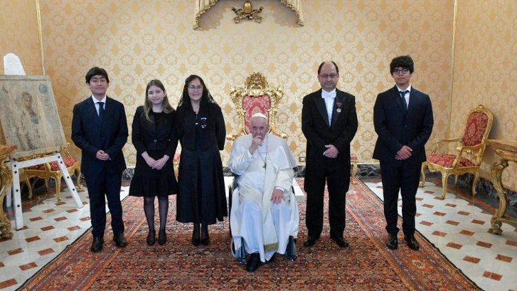 संत पापा फ्राँसिस चिली की नई राजदूत श्रीमति पेट्रीसिया अराया गुटेरेस  एंव अन्य
