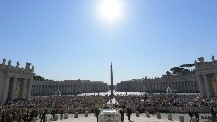 Papa Francesco tra i fedeli in piazza San Pietro durante l'udienza generale