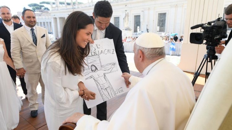 Popiežius sveikina jaunavedžius