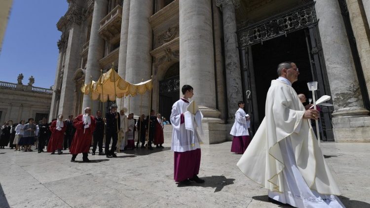La processione eucaristica giunta sul sagrato della Basilica Vaticana