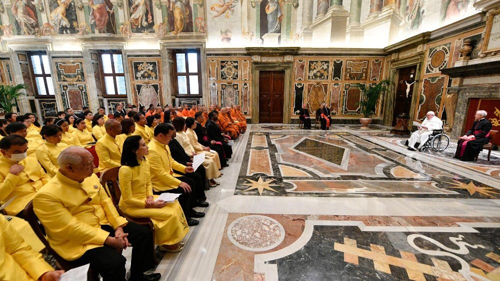 Påven Franciskus tog den 17 juni 2022 emot 33 buddistmunkar av theravada- och mahayana-skolorna från Sanghaförsamlingen i Chetuphon, Thailand.