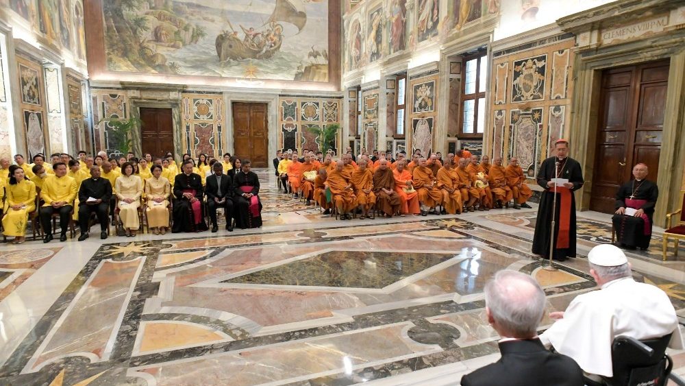 Påven Franciskus tog den 17 juni 2022 emot 33 buddistmunkar av theravada- och mahayana-skolorna från Sanghaförsamlingen i Chetuphon, Thailand.