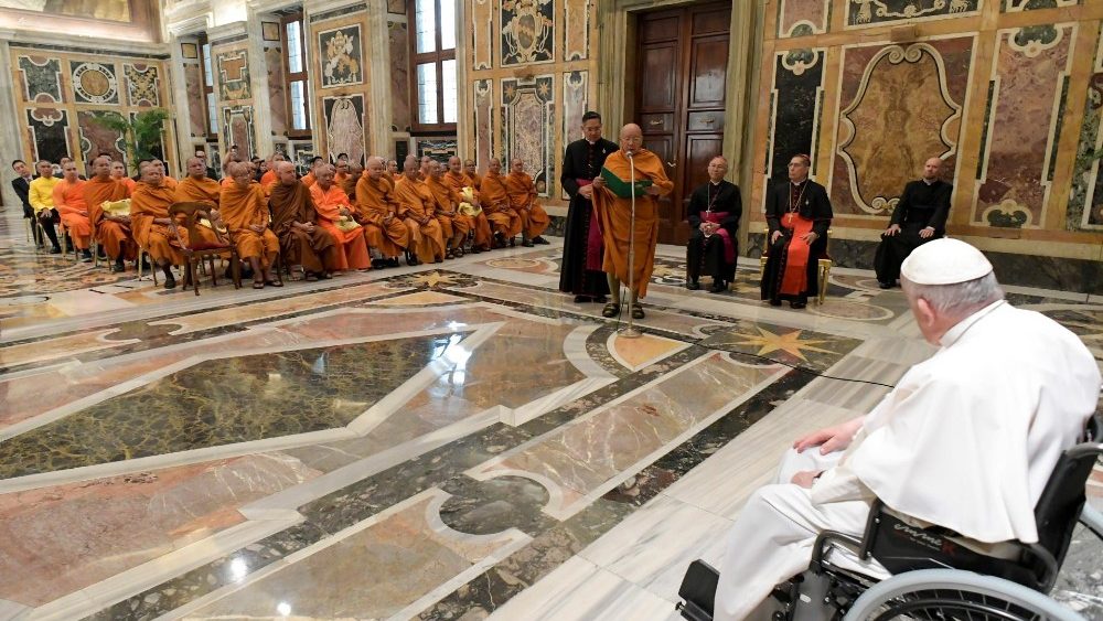 Påven Franciskus tog den 17 juni 2022 emot 33 buddistmunkar av theravada- och mahayana-skolorna från Sanghaförsamlingen i Chetuphon, Thailand.