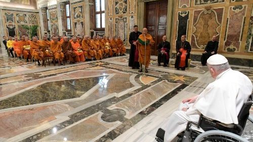 Il Papa ai buddisti: lavoriamo insieme per essere tutti fratelli, attenti agli ultimi 