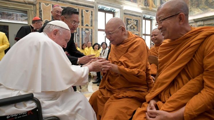 Francesco saluta la Delegazione Buddista Thailandese