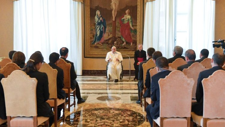 Papa Franjo govori članovima uprave teološkoga časopisa "La Scuola Cattolica" (Katolička škola)