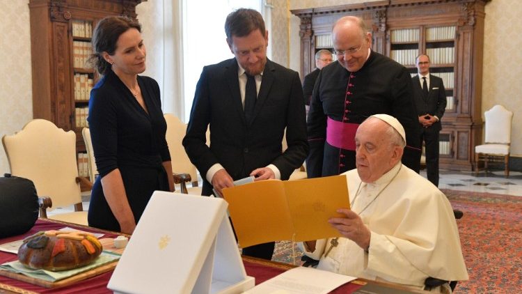 Ministerpräsident Michael Kretschmer und seine Frau Annett Hofmann beim Papst