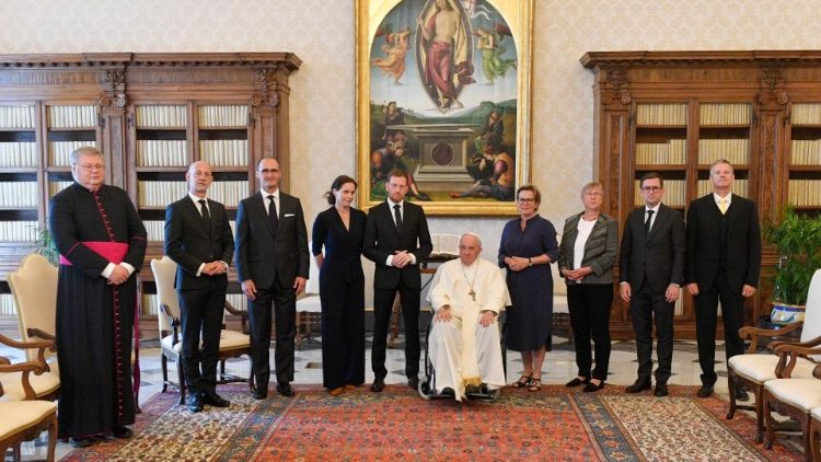 Die Delegation um Sachsens Ministerpräsident Michael Kretschmer bei Papst Franziskus (Martina Breyer: 3.v.r.)