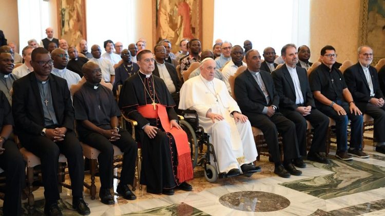 Ferenc pápa a komboniánus rend nagykáptalanjának résztvevőivel a Vatikánban