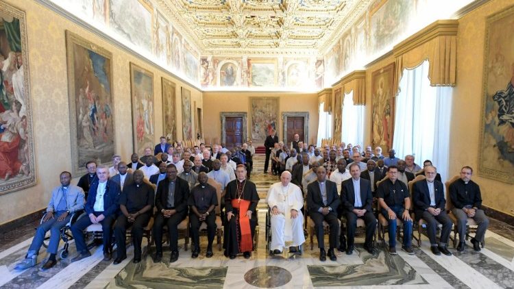 Sacerdotes y hermanos laicos, presentes en 36 naciones de cuatro continentes, África, América, Asia y Europa.