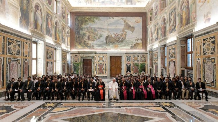 Una foto de grupo del Santo Padre con los participantes en la 'Syro-Malabar Youth Leaders Conference'. (Vatican Media)