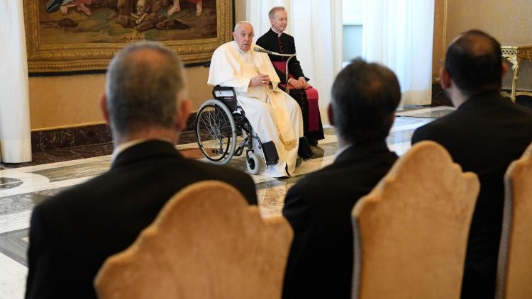 Ferenc pápa a paulinusok nagykáptalanjának tagjaival  