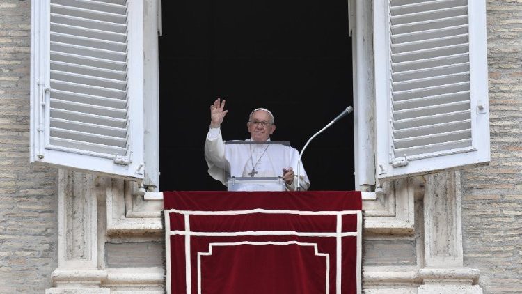 Papež Frančišek vodi vsako nedeljo in praznik opoldansko molitvijo Angel Gospodov z okna apostolske palače na Trgu sv. Petra.