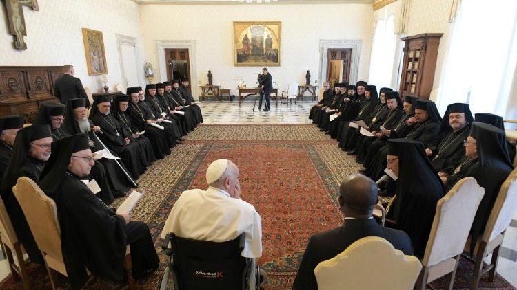 ग्रीक मेलकाइट काथलिक कलीसिया के धर्माध्यक्षों की धर्मसभा के सदस्यों के साथ संत पाप फ्राँसिस