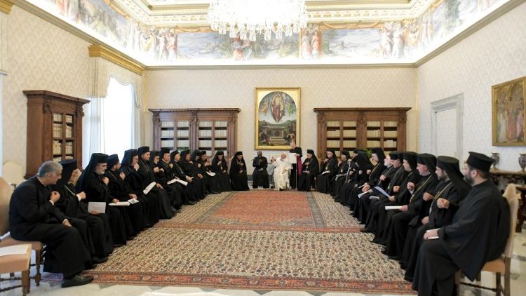 Il Papa con i membri del Sinodo della Chiesa Greco Melkita nella biblioteca del Palazzo Apostolico