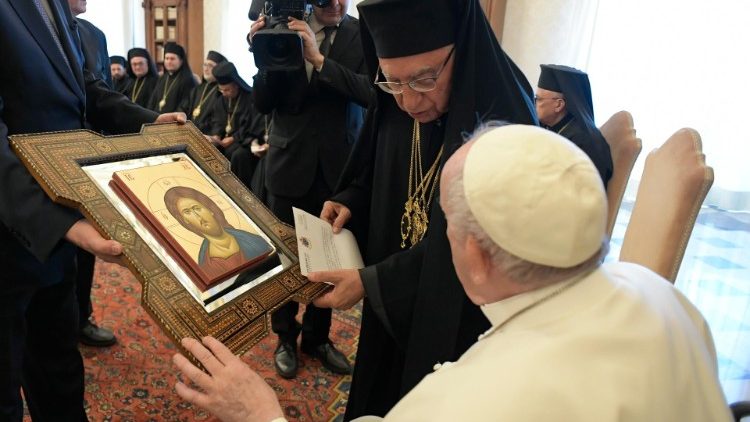 Il dono dei membri del Sinodo della Chiesa Greco Melkita al Papa