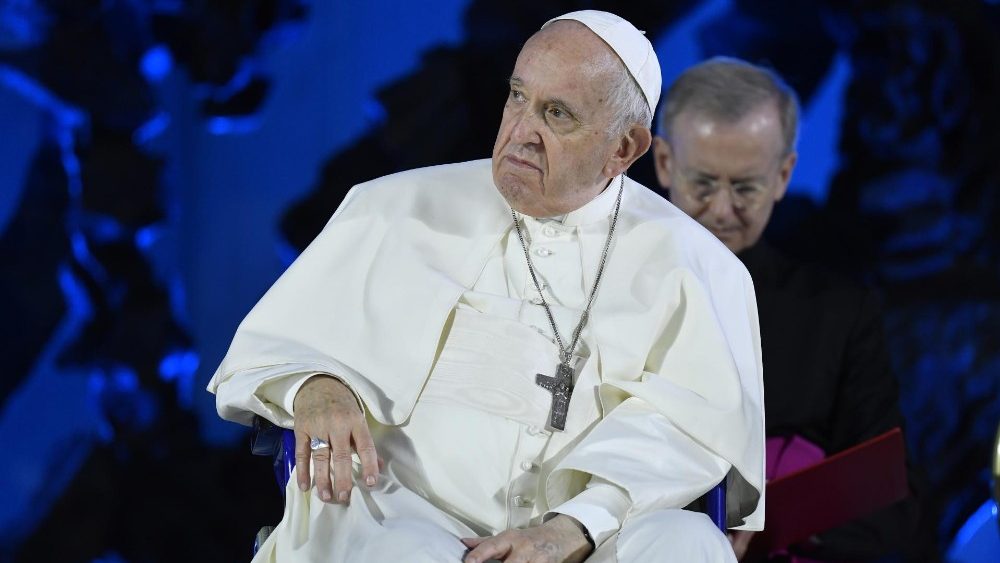 El Papa escuchando testimonios de cinco familias