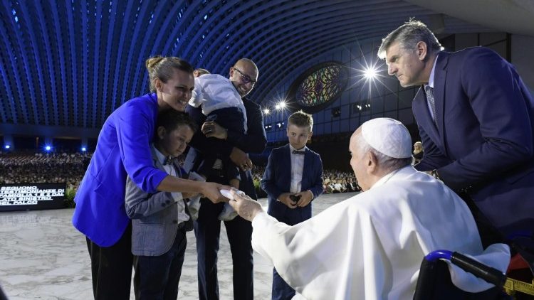 Luigi, Serena e i loro figli salutano Papa Francesco