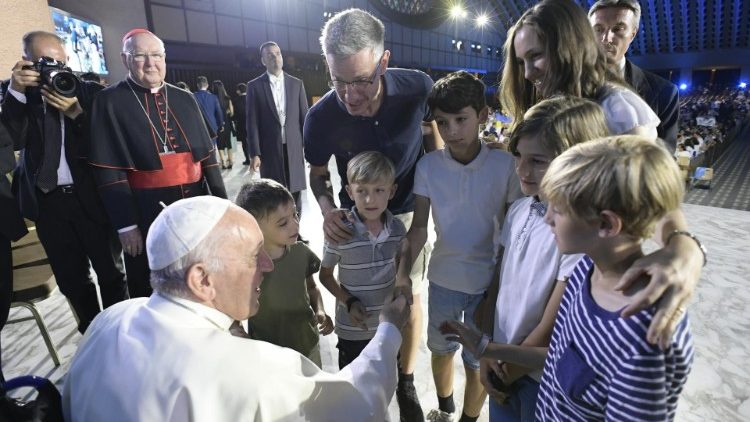 El Papa Francisco saluda a una de las familias durante el Festival de las Familias que abrió el X Encuentro Mundial este miércoles 22 de junio.