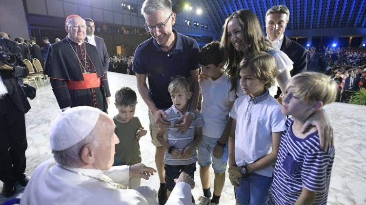 A Családok Fesztiválján Ferenc pápa a résztvevők között