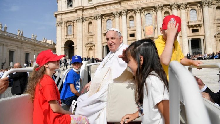 Папа Франциск и украинские дети на общей аудиенции в Ватикане (22 июня 2022 г.)