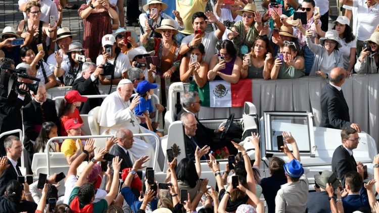 Il Papa tra i fedeli in piazza San Pietro
